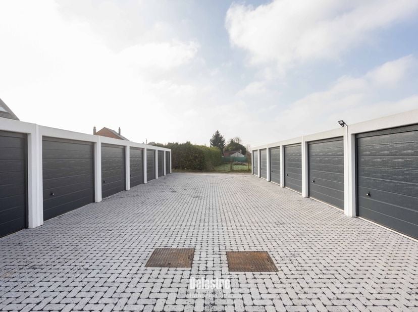 BEZOEK AANVRAGEN ENKEL VIA MAIL: stephanie@immodelestre.be.&lt;br /&gt;
&lt;br /&gt;
Centraal gelegen, compleet vernieuwde garageboxen te huur. &lt;br /&gt;
De maandeli