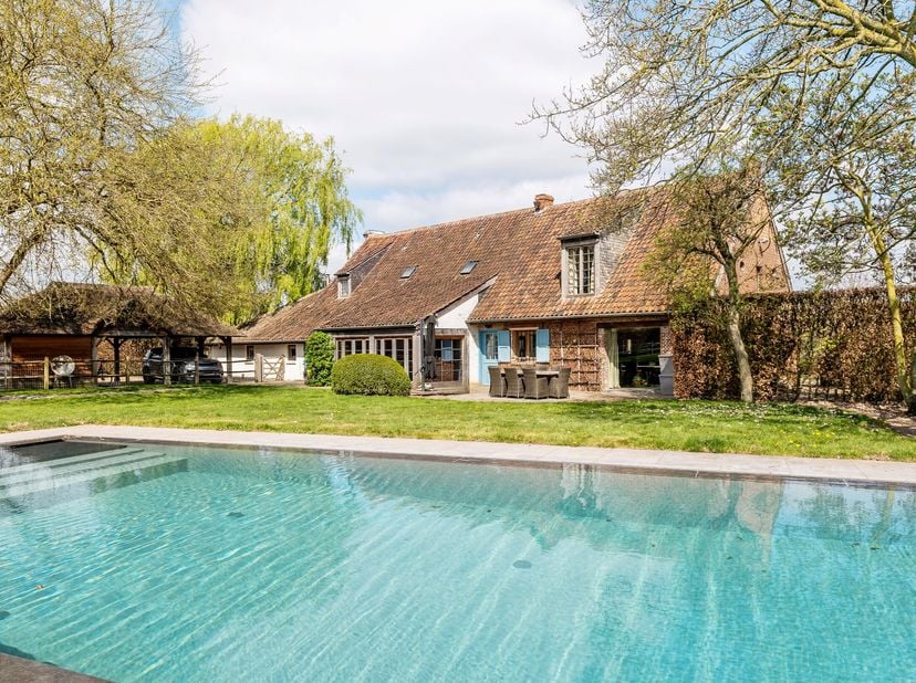 Cette ferme à façade longue rénovée datant de 1830 est située au calme, au milieu de la verdure, sans vis-à-vis des voisins. Ici, vous pourrez profite