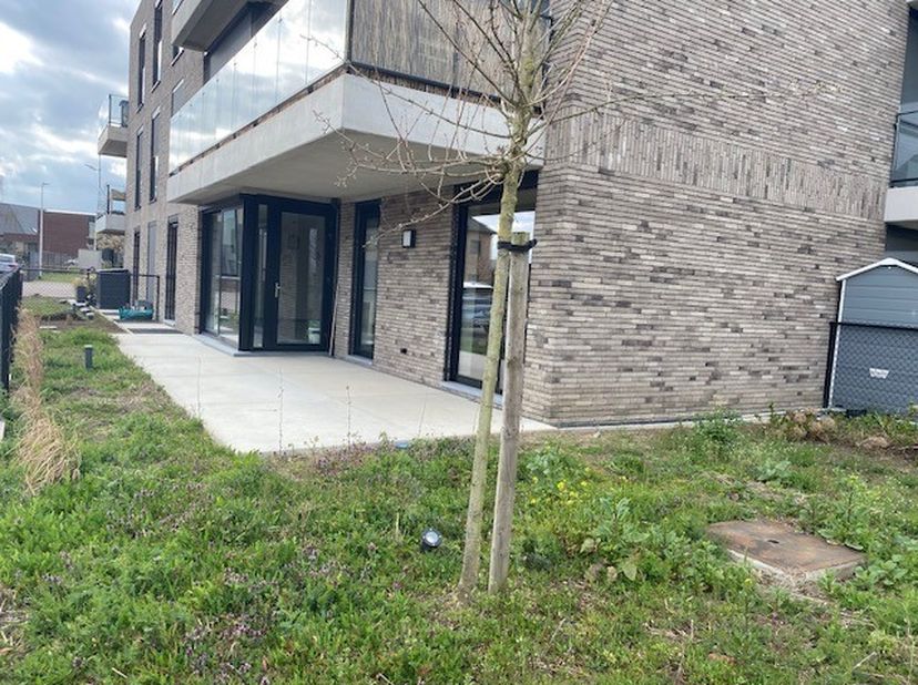 Dit mooie appartement is gelegen binnen het project Bivelenhof te Bilzen.  Een nieuwbouwproject gelegen in Nerem Bilzen.&lt;br /&gt;
In 10 minuutjes wandel