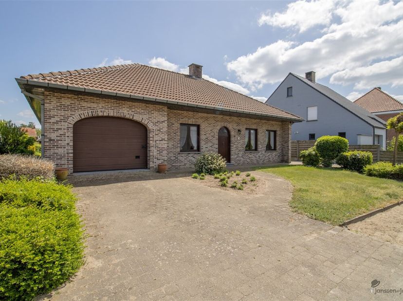 Gelijkvloerse woning met 3 slaapkamers op 1.007 m².  &lt;br /&gt;
Gelijkvloers: &lt;br /&gt;
Inkomhal met apart toilet met handenwasser. &lt;br /&gt;
Woonkamer van 34 m