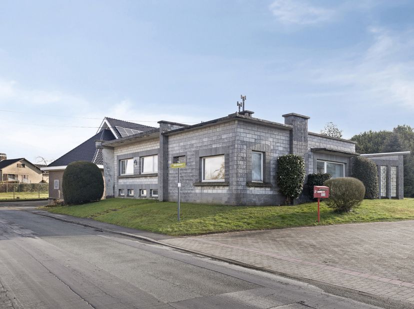 In het charmante Pajottegem, op een perceel van 13 are, wacht deze robuust gebouwde pastorijwoning op een nieuwe eigenaar die haar unieke karakter naa