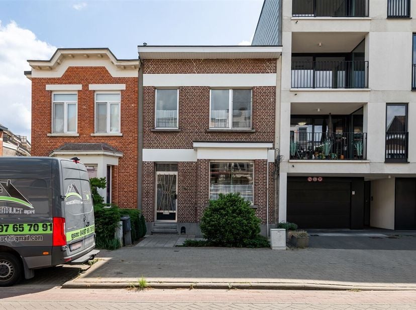 Instapklare woning met 3 slaapkamers en autostaanplaats in het hart van Deurne&lt;br /&gt;
Omschrijving:&lt;br /&gt;
De woning heeft een bewoonbare oppervlakte va