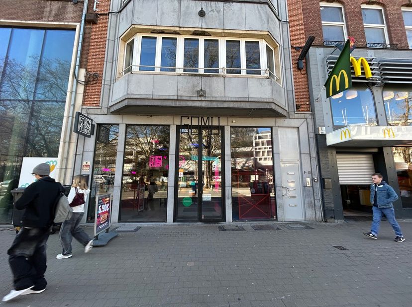 Nous vous proposons la reprise dun restaurant burger à la situation de premier choix à proximité directe de la gare de Namur.Lespace restaurant à la s