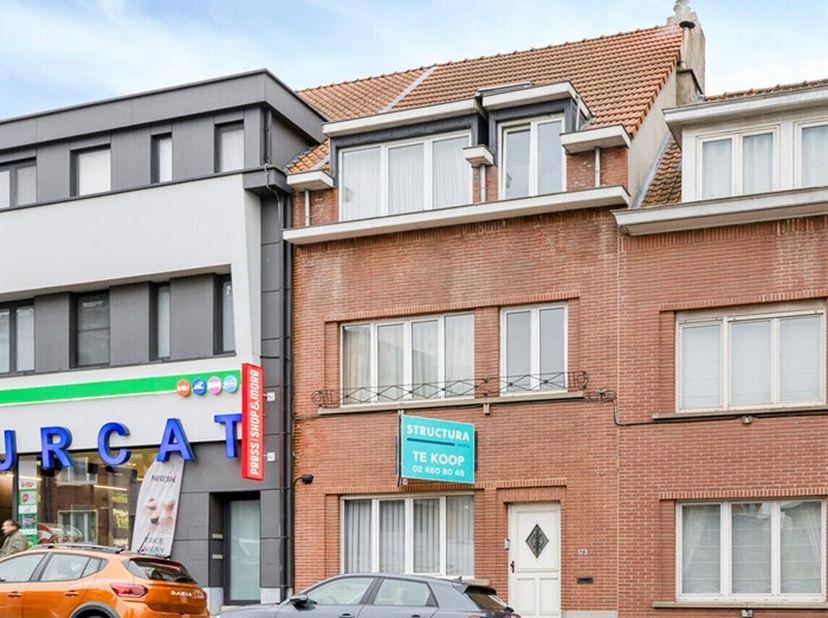 Eengezinswoning met 5 slaapkamers te koop in het hart van Wemmel, op wandelafstand van winkels, openbaar vervoer, scholen, ...&lt;br /&gt;
Met een bewoonbar