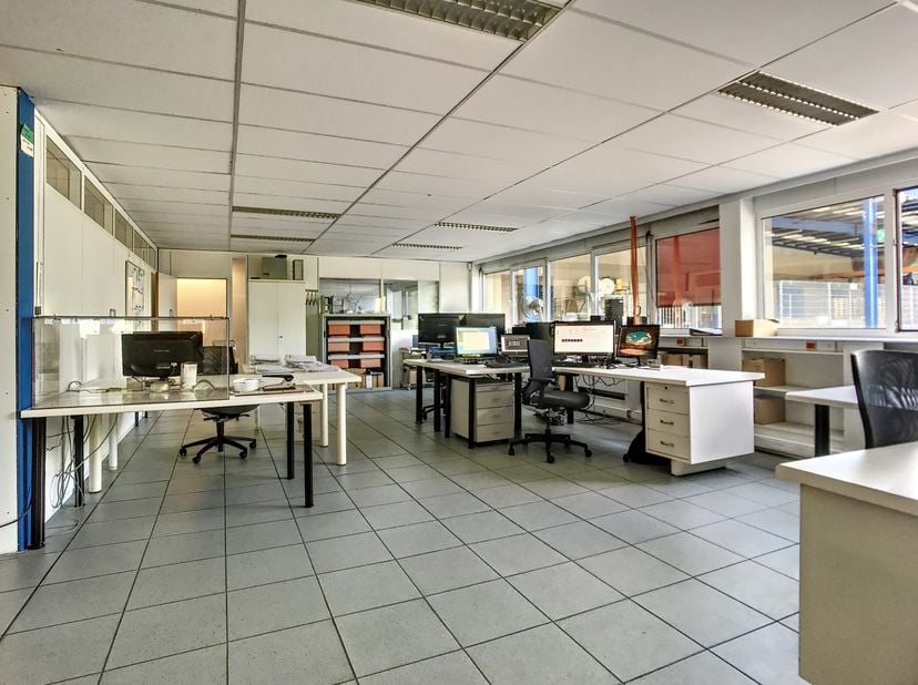 Deze gelijkvloerse kantoorruimte staat te huur en is gelegen in de industriezone Krekelenberg in Boom. Daardoor is er een zeer vlotte verbinding mogel