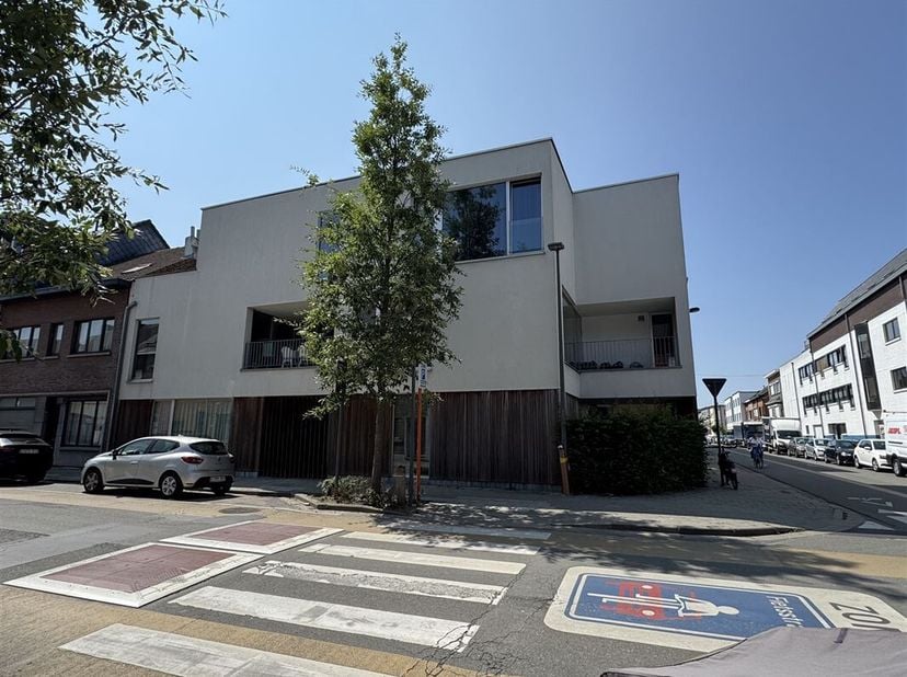 Cet appartement lumineux situé au premier étage dans le centre d&#039;Alost comprend :&lt;br /&gt;
Un séjour spacieux avec cuisine ouverte équipée, un WC, un ves