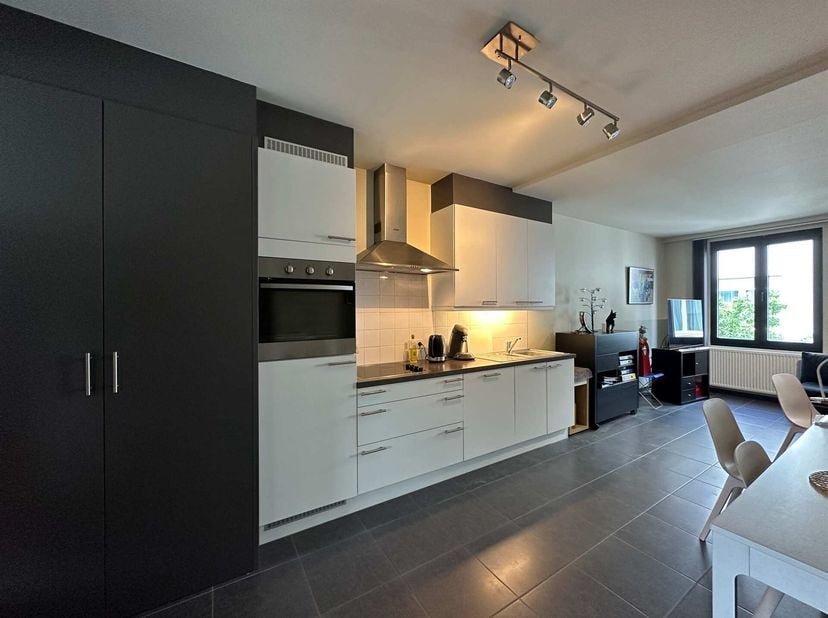 Gemeubeld appartement in rustig straatje naast de trendy Kammenstraat&lt;br /&gt;
Indeling: Leefruimte heeft een zithoek en een grote eettafel. De open voll
