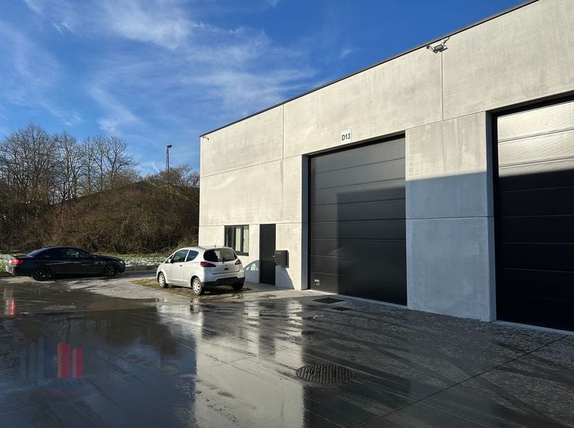 Nieuwbouw KMO-unit te koop van 195 m² en 1 privatieve parkeerplaats. Naastgelegen aan de unit een extra buitenterrein van 72m²!  Fenomenaal gelegen la