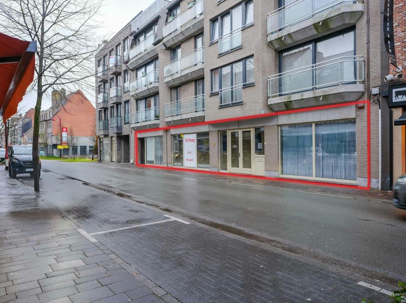 Dit verzorgde handelspand te koop is gunstig gelegen in de Stationsstraat in Aalter, met een uitstekende bereikbaarheid zowel met de wagen als het ope