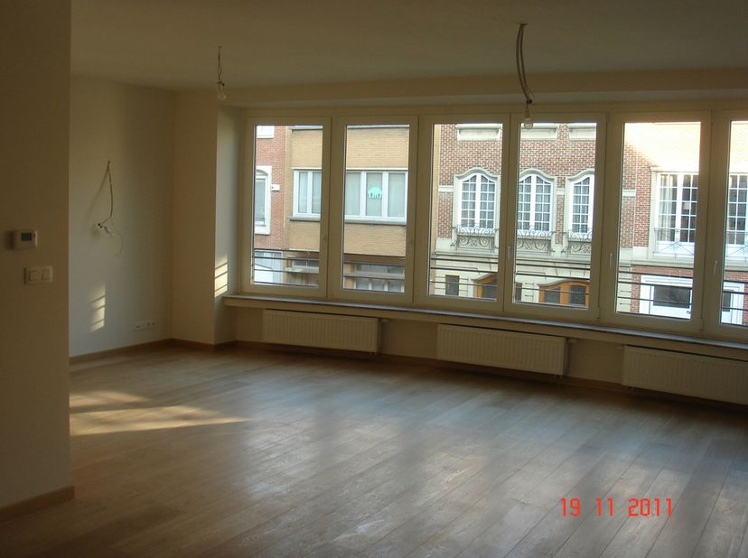 Quartier Pétillon, dans une rue calme, au 1ER étage dun petit immeuble, superbe appartement une chambre de ± 85m² dun petit immeuble sans ascenseur. C