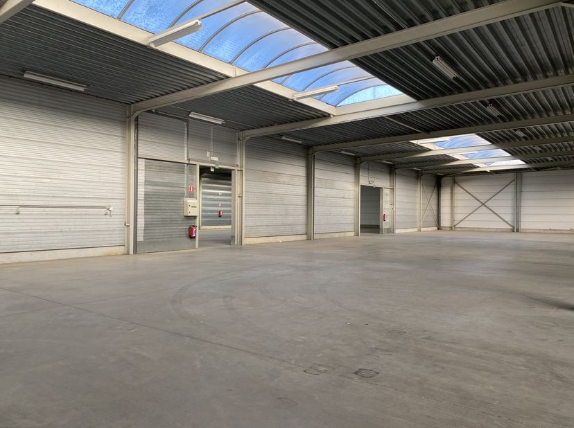 Dit ruime magazijn bevindt zich in de industriezone Webbekom, gelegen in Diest. De bruikbare totaaloppervlakte betreft 1.800 m² &lt;br /&gt;
Ligging:&lt;br /&gt;