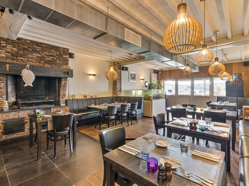 Restaurant prêt à emménager à vendre dans un emplacement privilégié à proximité du port de plaisance et du vieux marché aux poissons de Zeebrugge.&lt;br