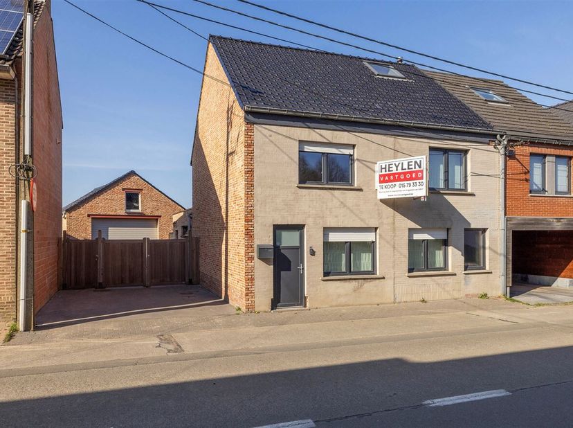 Instapklare woning met 4 slaapkamers en een magazijn van 54m² te Heist-op-den-Berg! Gelegen in de onmiddellijke omgeving van winkels, scholen, openbaa