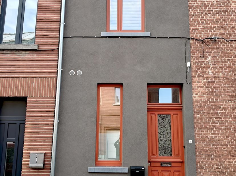 Dit instapklare  huis (gerenoveerd in 2013) is gelegen in de dorpskern van Wijgmaal. &lt;br /&gt;
&lt;br /&gt;
Inkomhal met toilet, ruime keuken, vloerverwarming