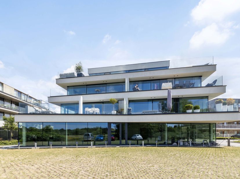 Bureau luxueusement meublé (566 m²) à louer au rez-de-chaussée de l&#039;élégante résidence Omer&#039;s Garden située sur l&#039;autoroute à Loppem, entre le centre