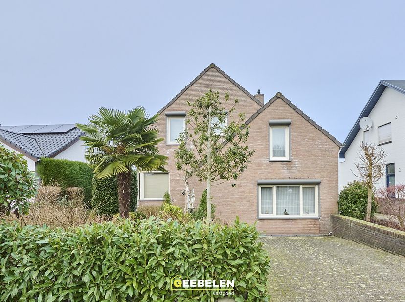 Gezellige woning met 4 ruime slaapkamers en een grote garage/werkplaats op 8a22ca.&lt;br /&gt;
&lt;br /&gt;
De woning ligt in een groene omgeving op nauwelijks 1