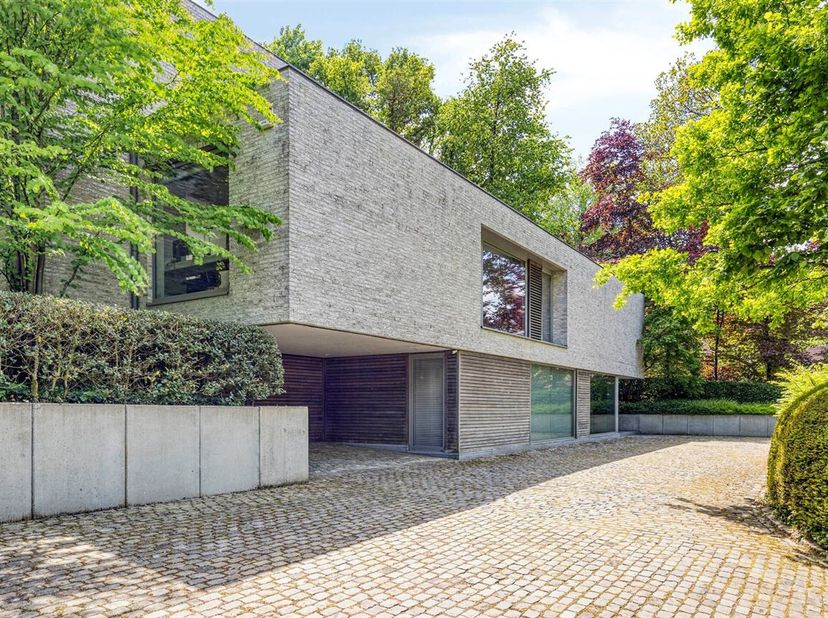 Magnifique villa moderne dans un endroit unique dans une rue très calme sur un beau terrain de +/- 41are entouré de champs et de verdure avec une surf