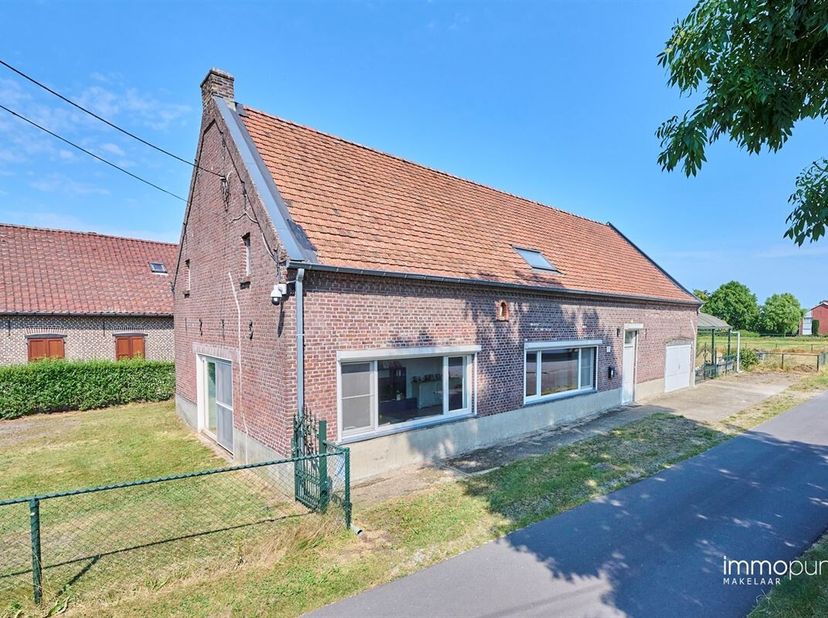 Riante, verder af te werken hoevewoning op een perceel van 12a 80ca. De woning is gelegen in een rustige, landelijke omgeving met veel groen en uitzic