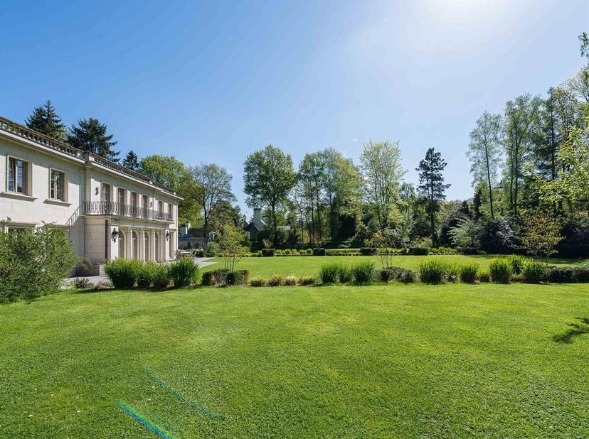 Ideaal gelegen aan de rand van het Zoniënwoud en vlakbij de Baron d&#039;Huartlaan, gerenoveerde villa met een bruto oppervlakte volgens EPC van ± 540 m² m
