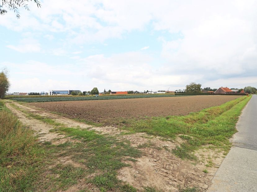 Langs de Waterstraat (t.h.v. nr 13) in Pittem bevindt zich deze weide te Pittem.&lt;br /&gt;
Dit perceel heeft een totale oppervlakte van 1.620 m2 en is gel