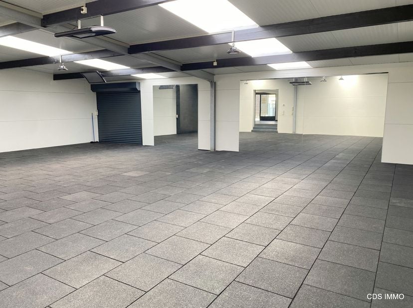 HANDELSRUIMTE van 164m². Onmiddellijk beschikbaar en biedt tal van mogelijkheden voor diverse commerciële activiteiten. De ruimte werd voorheen gebrui