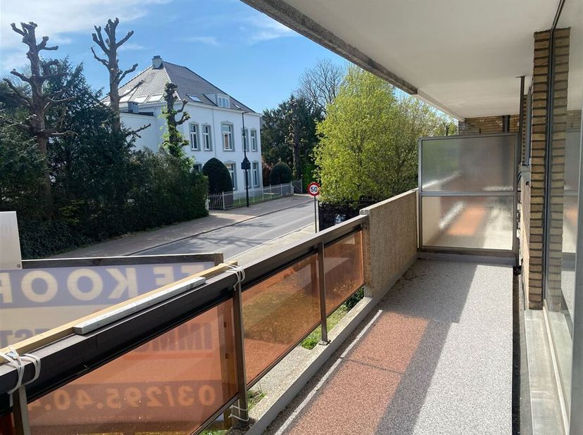 Appartement te koop in Boechout.&lt;br /&gt;
Indeling: inkomhal, living, keuken, terras, badkamer met ligbad, apart gastentoilet, en twee volwaardige slaapk