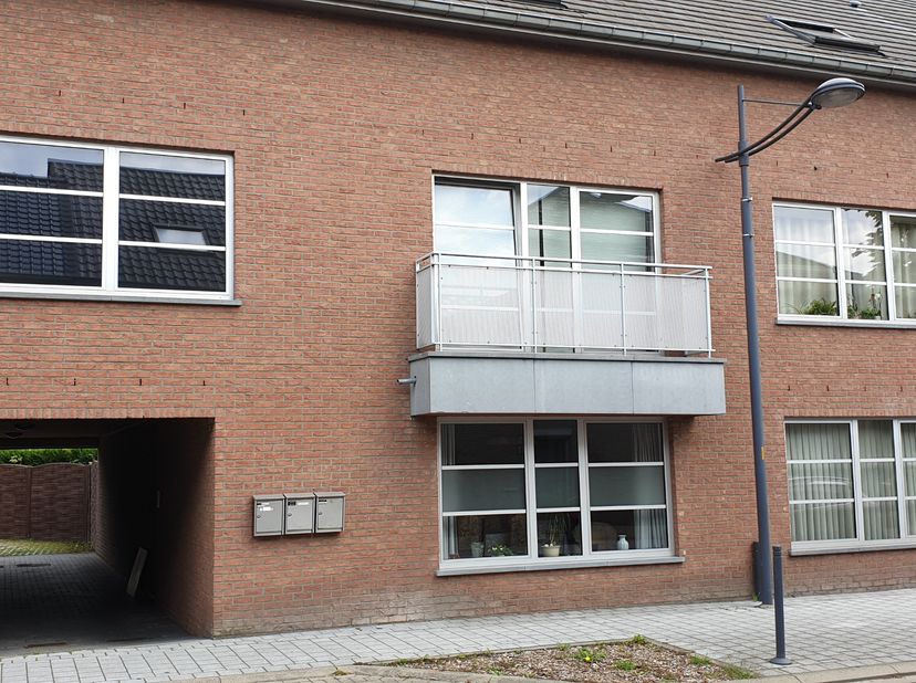 Ruim duplex appartement met living, open keuken ingericht met kasten en toestellen (kookplaat, oven, koelkast) berging, terras, afzonderlijk toilet, n