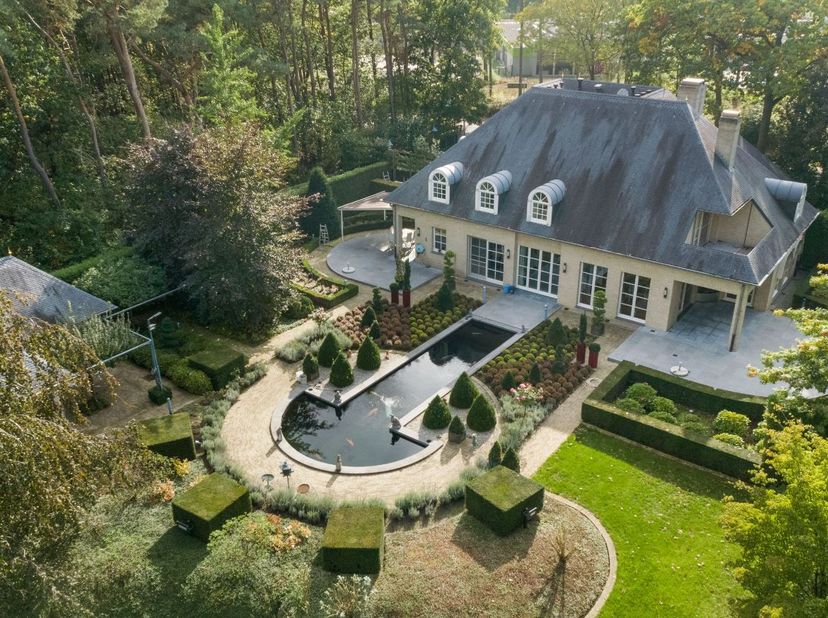 Deze Villa met 4 slaapkamers heeft een aantal extra troeven vanwege de praktische indeling: er zijn 3 woonkamers die in met elkaar verbonden zijn. Een