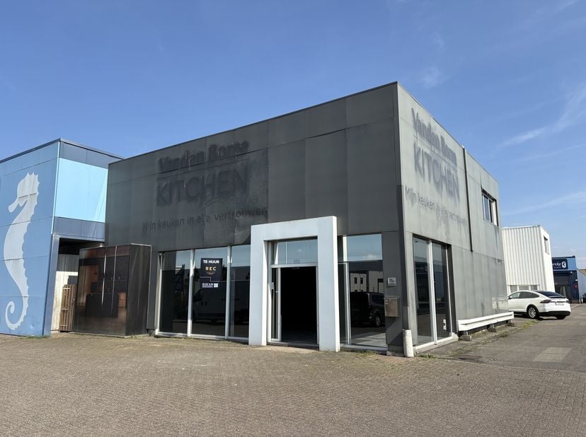 Dit commerciële pand is strategisch gelegen aan de drukke Boomsesteenweg, een toplocatie met hoge zichtbaarheid. De eerste verdieping wordt momenteel