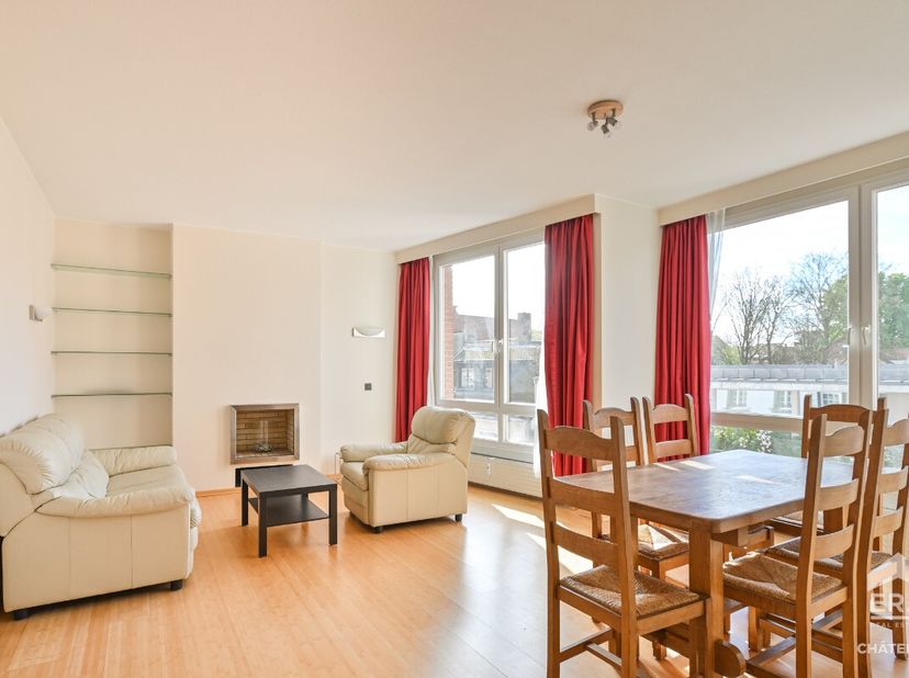 ERA CHATELAIN vous propose cet appartement au superbe potentiel idéalement situé dans le quartier prisé de lAbbaye de la Cambre à Ixelles dune surface