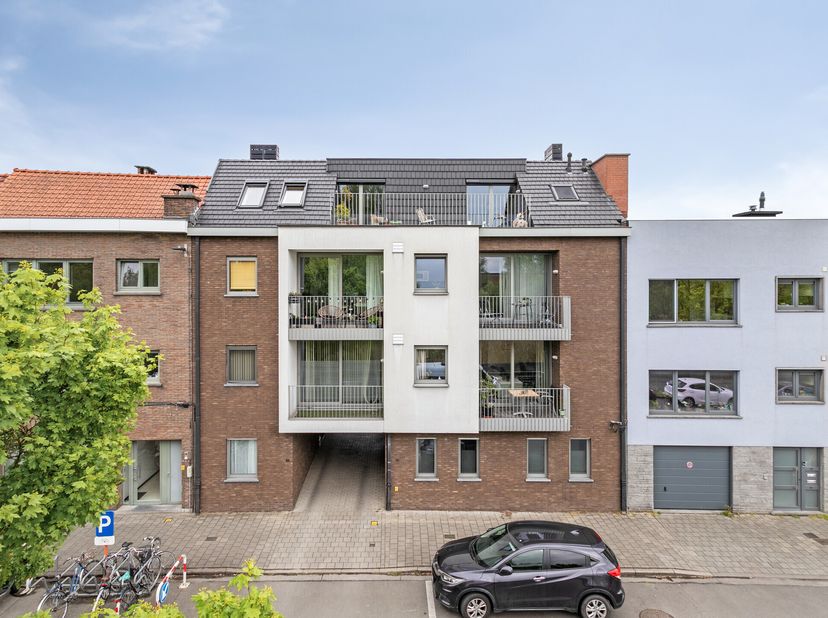 Aan de rand van Gent, op een rustige en groene locatie met uitzicht op de Schelde, vindt u dit aangename, lichtrijke appartement. Hier geniet u van de