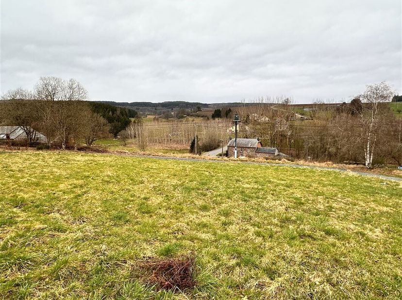MCA Immobilier vous propose ce terrain à bâtir situé à Givroulle, dans la commune de Bertogne, en plein coeur de la province du Luxembourg. Ce terrain