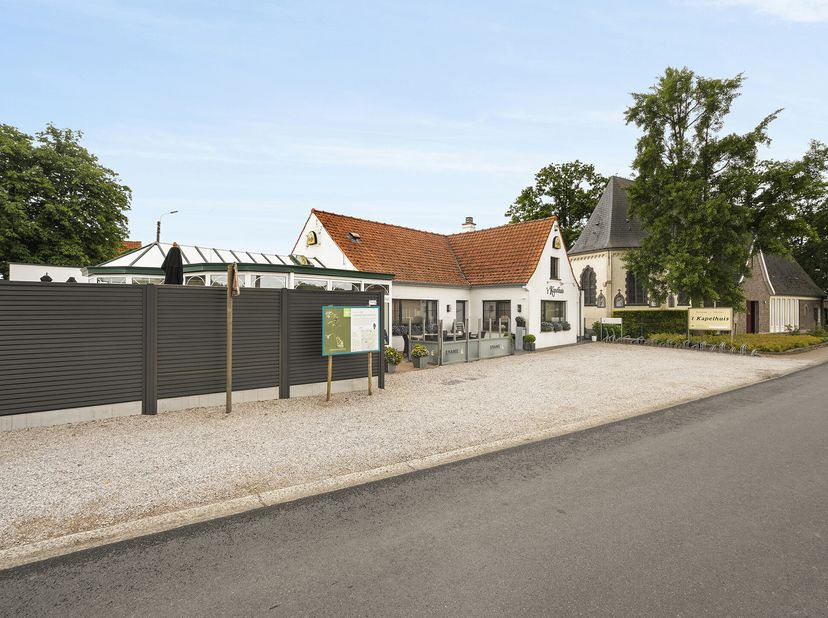 Topgelegen, aan tal van fiets- en wandelroutes: perfect onderhouden HORECAZAAK (EPC A!). Direct instapklaar (totaalrenovatie in 2017): handige parking