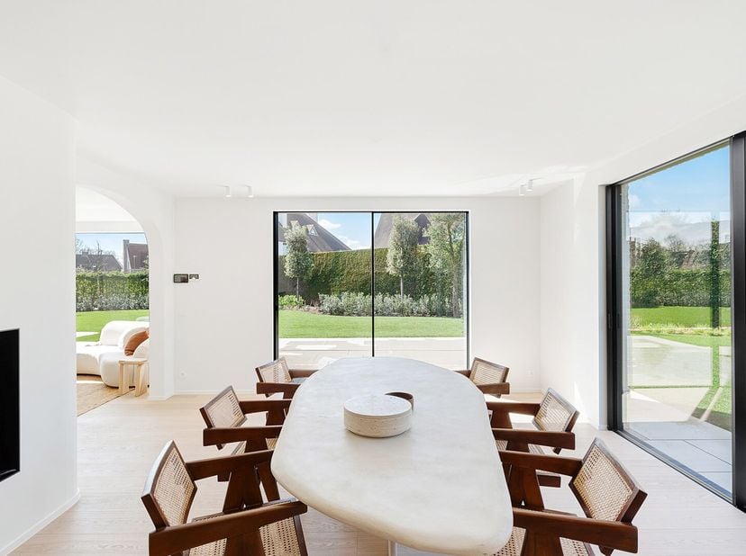 Cette belle maison individuelle rénovée avec allée, située dans un quartier calme de Knokke, offre tout ce dont vous avez besoin pour vivre confortabl