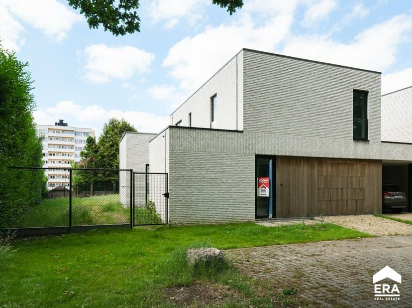 Deze knappe nieuwbouwwoning, gelegen in een nieuwe verkaveling tussen de Mosselerlaan en de Reindpadstraat in Genk, maakt deel uit van project Zavelve