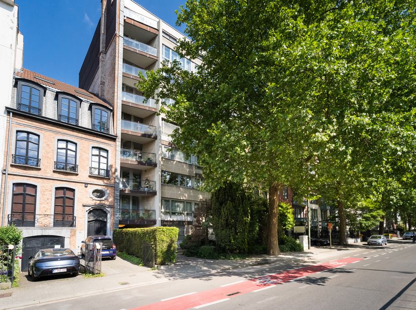 Vlakbij Montgomery en het Jubelpark, mooi appartement van 139 m² (3 slp/1bad) met terras, garage en kelder in een gebouw uit 1963.&lt;br /&gt;
Gelegen op de