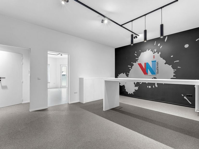 Voor een bezoek of meer info bel 054/69.39.36 - Op een strategische locatie bevindt zich deze interessante handelsruimte (150 m²).&lt;br /&gt;
Deze voormali