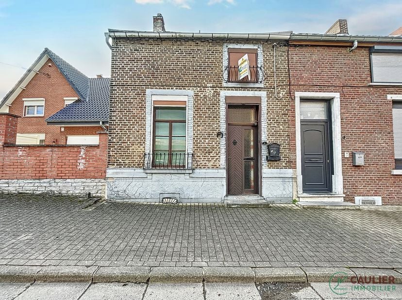Maison 2 chambres avec jardin se constitue comme suit :&lt;br /&gt;
Au RDC : living, salle à manger, cuisine, salle de bain.&lt;br /&gt;
Au grenier : Grenier amén