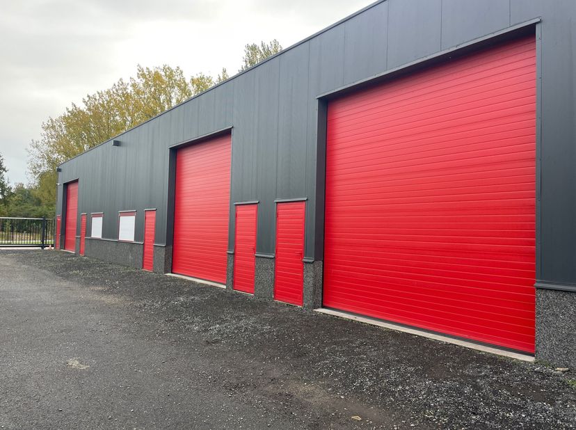 Entrepôt neuf à louer sur une superficie de 240 m2. Entrée et sortie par portes électriques avec télécommande compteurs séparés eau et électricité. Tr