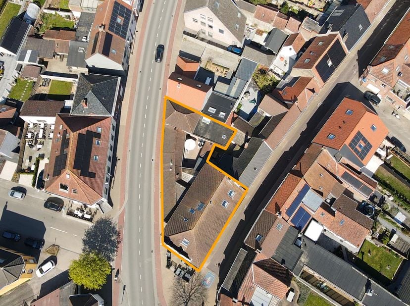Op een uitzonderlijke hoeklocatie  waar de hoofdstraat en de Sint-Lenardsstraat samenkomen  bevindt zich deze ruime eigendom, gelegen op een waardevol