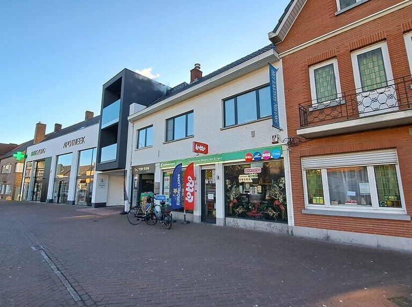 Deze instapklare DAGBLADHANDEL en DRANKENSPECIAALZAAK heeft een ideale en commerciele ligging in het centrum van Sijsele dorp. De goeddraaiende zaak m