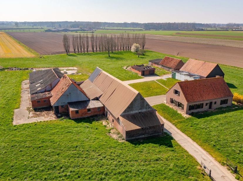 De hoeve is gelegen te Lievegem - Oostwinkel op een mooie blok grond van circa 2 ha.&lt;br /&gt;
Er is een nieuwe woning gebouwd in 1985, de oude woning is