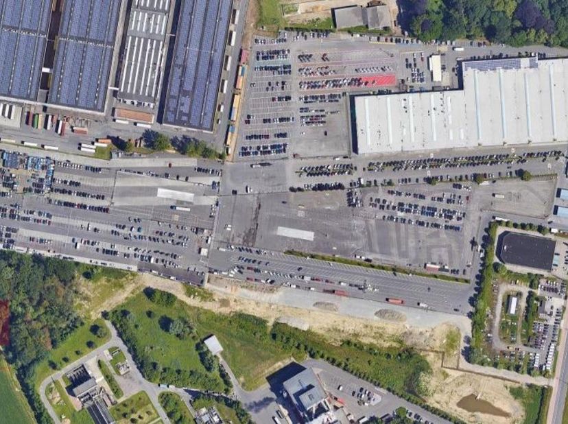 Ruime parkeerruimte van 2.500 m² te huur , gelegen op een uitstekende, strategische locatie langs de A12 te Wilrijk. De parkeerruimte bevindt zich naa