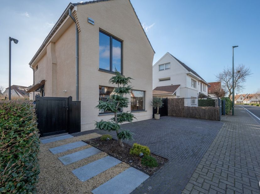 Belle maison individuelle rénovée avec goût dans un emplacement de premier choix dans la rue Kalf à Knokke.&lt;br /&gt;
Disposition : Hall d&#039;entrée avec toi