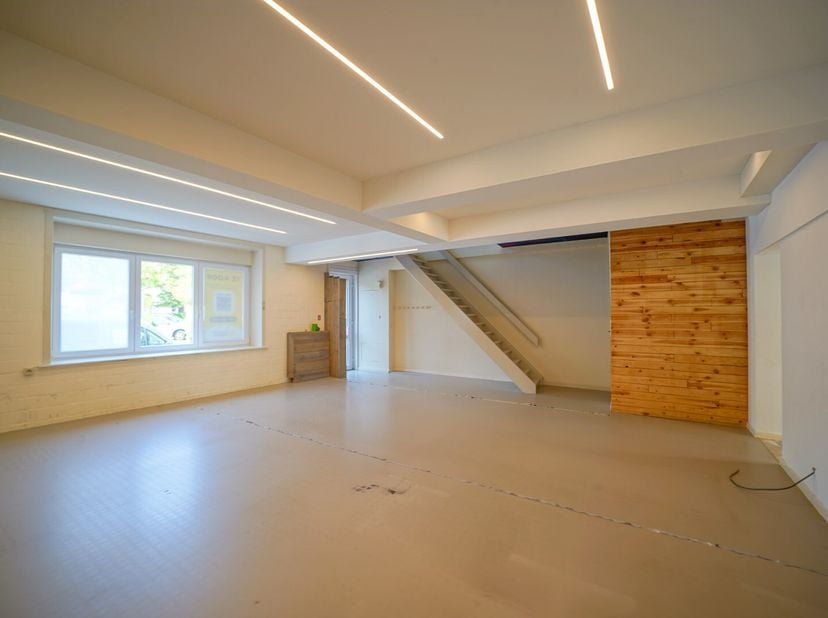 Op zoek naar een woning met ruimte voor een vrij beroep of zelfstandige activiteit? Ontdek deze instapklare, energiezuinige woning in de Dorpsstraat 4