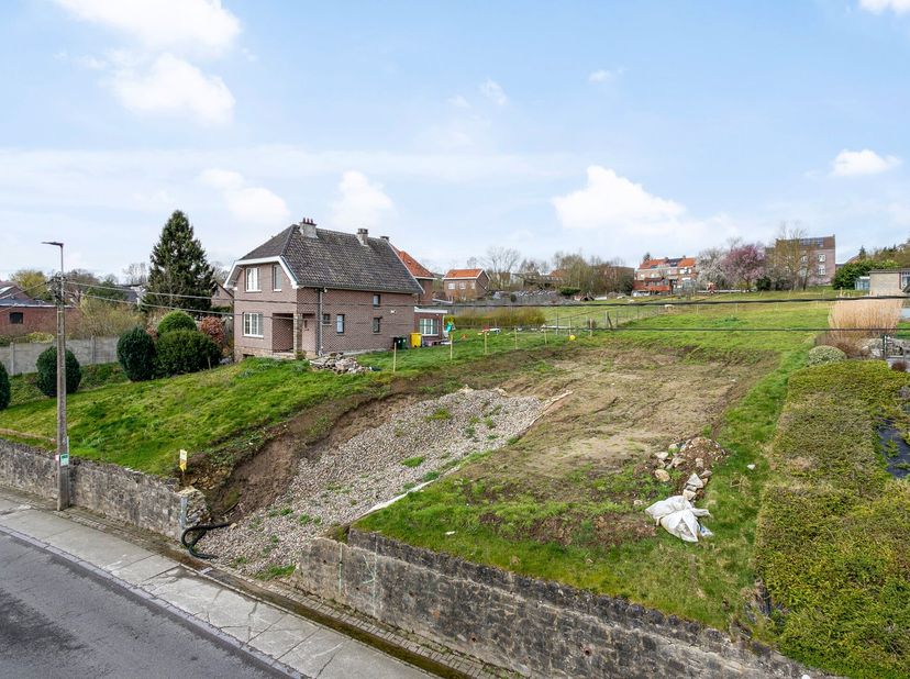 Terrain à bâtir de 12a 95ca dans le magnifique centre de Neerijse pour construction ouverte avec jardin. Largeur du terrain à la rue 17,01 m.