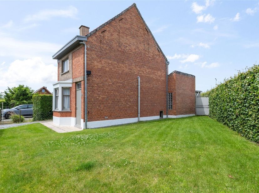 Centraal gelegen op te knappen woning op mooie grond van 890m².&lt;br /&gt;
Mooie en rustige ligging aan fietsroute en wandelgebied &quot;Het Gelaag&quot; en op 1 km