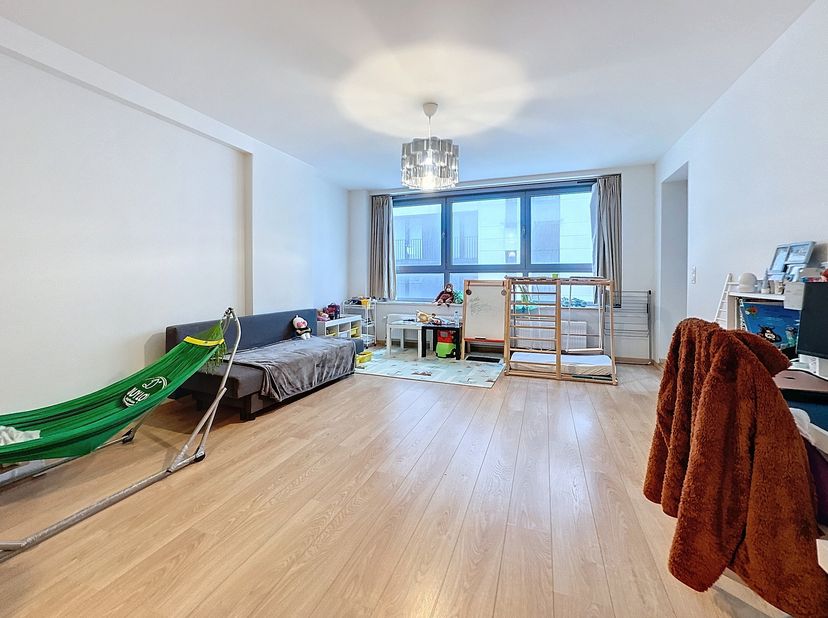 In de levendige wijk van de Nieuwstraat, het Martelarenplein en de Wolvengracht, in de Zilverstraat 6 te Brussel, vind je dit ruime appartement te koo