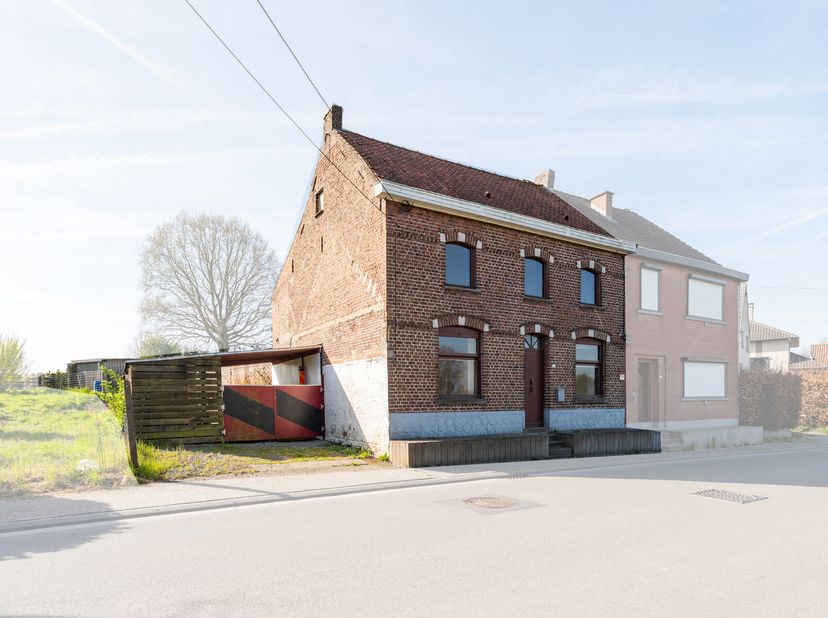 Ben je op zoek naar een renovatieproject op een begeerde ligging in Impe? Dan is deze woning in de Essestraat zeker iets voor jou! Deze door groen omg