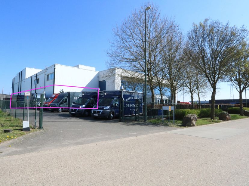 Het gelijkvloers van dit handelspand, gelegen in de bedrijvige Bedrijvenzone Oude Bunders te Maasmechelen, biedt een uitstekend uitgeruste en strategi